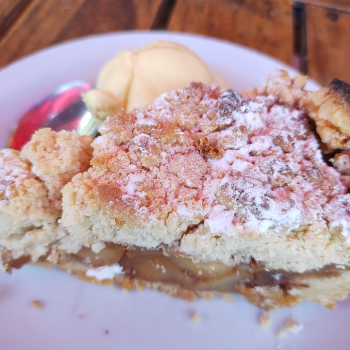 photo of Loving Hut Crumble de manzana con helado de vainilla shared by @noeschulz on  06 Mar 2022 - review