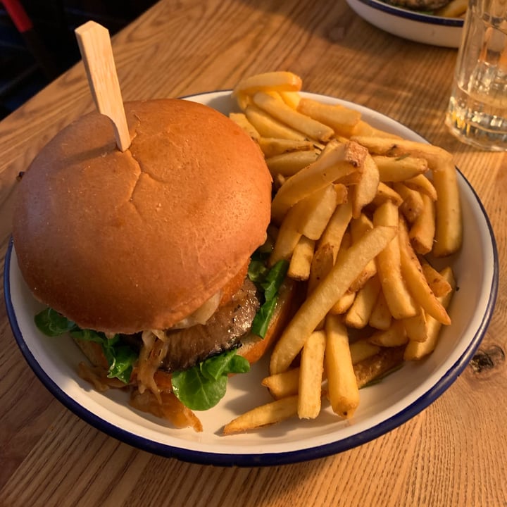 review photo of Otto's Burger Schanze Mushrooms burger shared by @saradiodati on 14 Aug 2022 - review