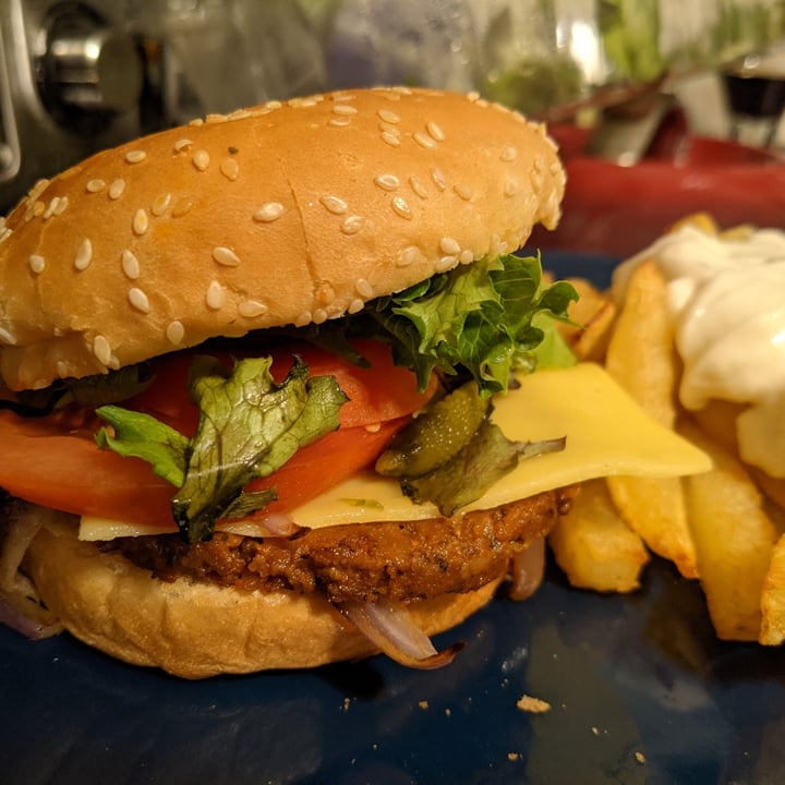 photo of Gusta Vegan Seitan Burger To Slice shared by @maxoverdrive on  06 Dec 2021 - review