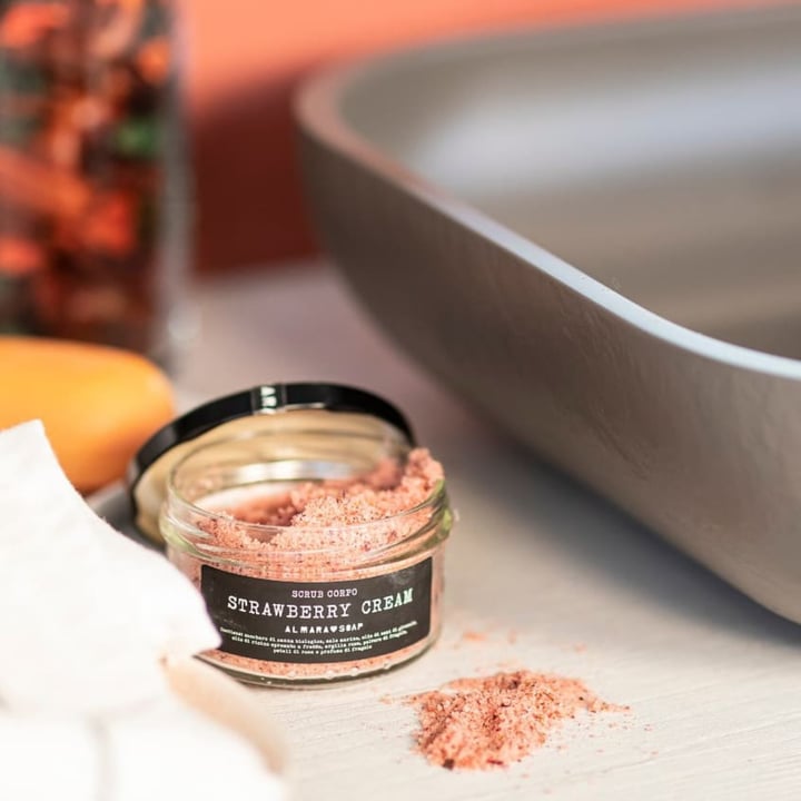 photo of Almara soap Scrub Corpo Alla fragola shared by @pillism on  30 Aug 2021 - review