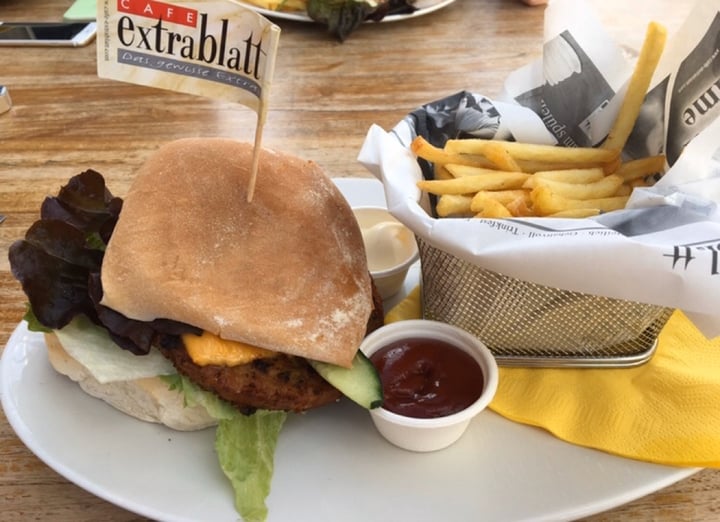 photo of Cafe Extrablatt Vegan Burger shared by @katharinarie on  04 Mar 2020 - review