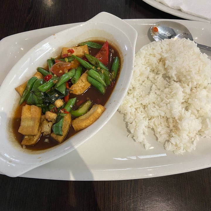 photo of Simply Asia - Benmore Gardens Basil & Chilli Stir-fry shared by @divineswine on  09 Nov 2021 - review
