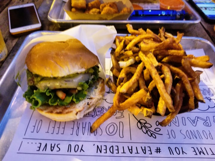 photo of E Burger California Burger shared by @lizmaselli on  22 Sep 2018 - review