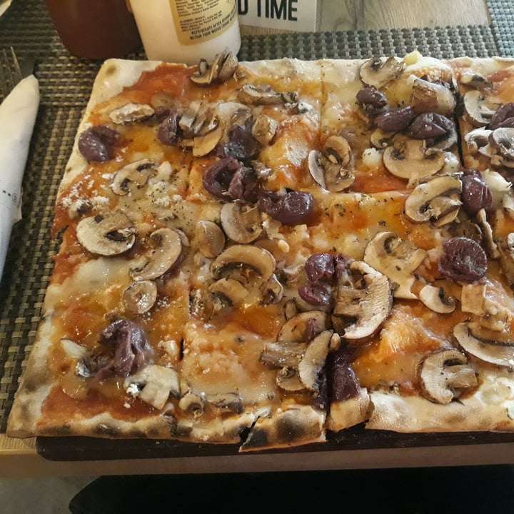 review photo of Bossa Woodbridge Island Pizza Margarita shared by @theveganrainbow on 07 Nov 2021 - review