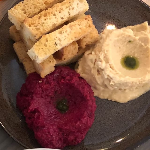 「Homemade Hummus With Breadsticks」の料理の写真