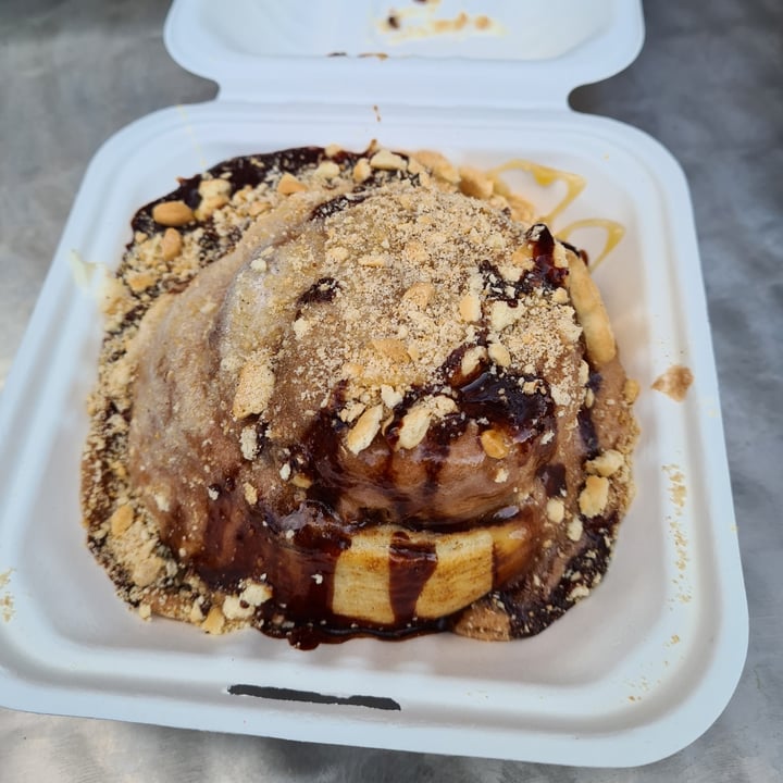 photo of Cinnaholic (Permanently Closed) Twix roll shared by @sofihuasteca on  06 Mar 2022 - review