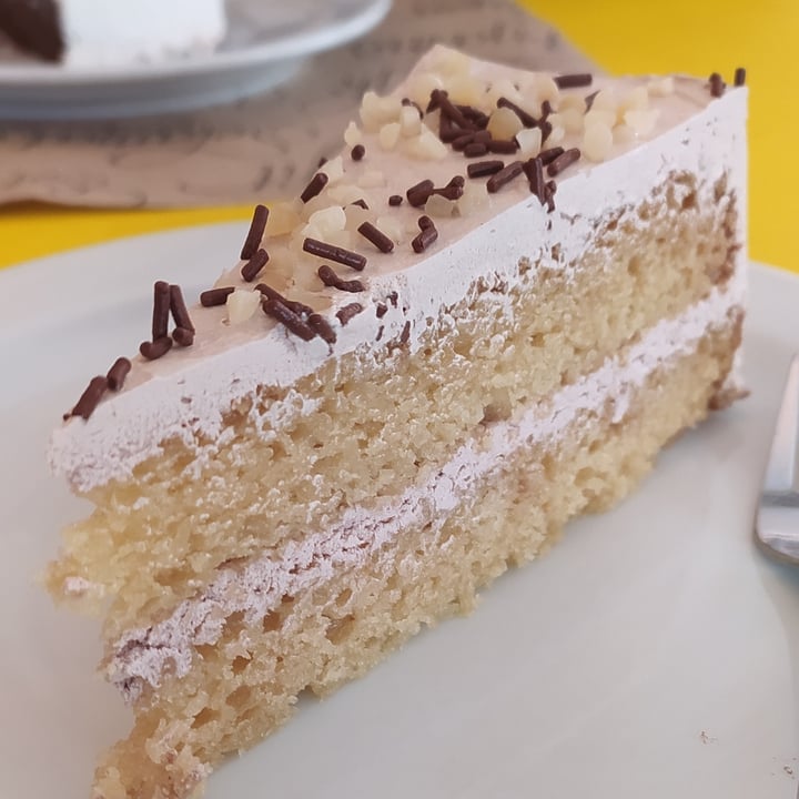 photo of La Factoría Vegana Café-Bar tarta almendras y nata shared by @ilariabonfanti on  12 Nov 2022 - review