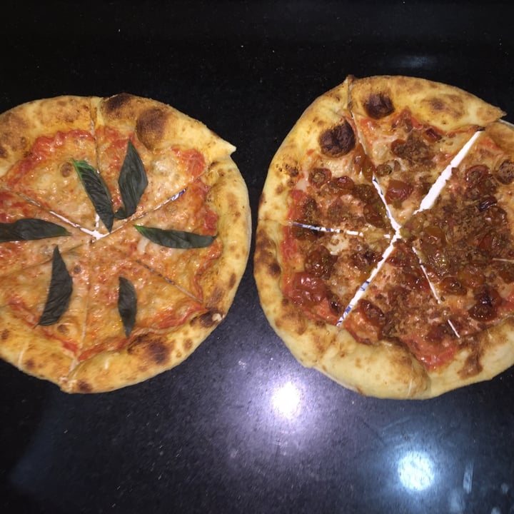 photo of Herbívoro restaurante vegano Pizza Margarita Y Pizza Tomatina shared by @isavans1 on  17 Mar 2021 - review