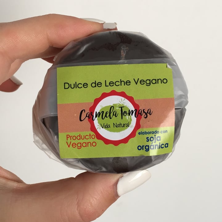 photo of Carmela Tomasa Alfajor Dulce de Leche Vegano shared by @camicoorrea on  29 Mar 2022 - review