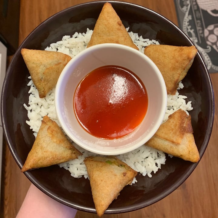 photo of Trader Joe's Mini vegetable samosas shared by @narratedbynatalie on  04 May 2020 - review