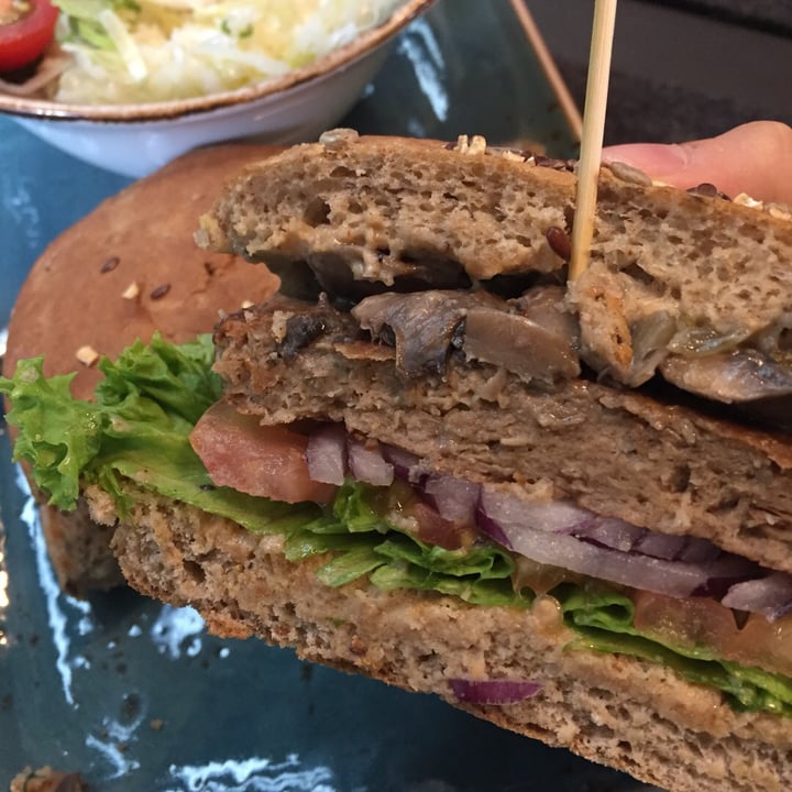 review photo of Hans Im Glück German Burgergrill Angerling Burger shared by @holyloewe on 31 Dec 2018 - review