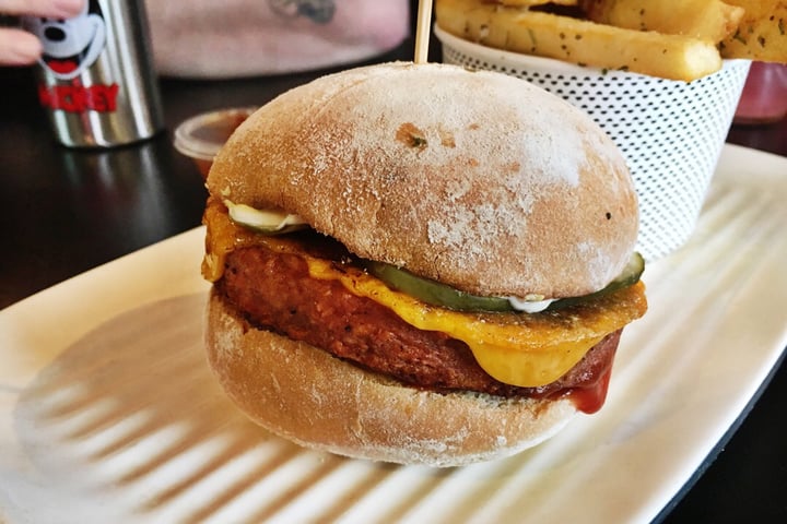 review photo of Grill'd Garden City Vegan Cheeseburger shared by @sustainvegan on 11 Oct 2018 - review