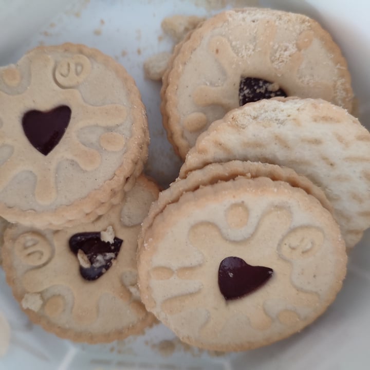 review photo of Jammie Dodgers Cherry Burst shared by @3lli3 on 18 Sep 2022 - review