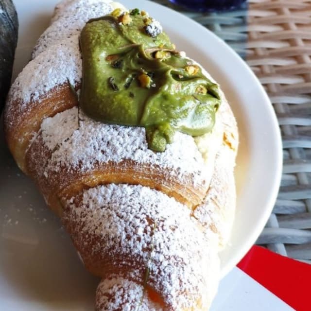 菜肴“Cornetto vegano con crema al pistacchio”的照片