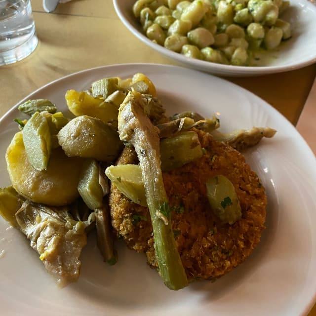 Foto del piatto “Burger di seitan con patate e carciofi”