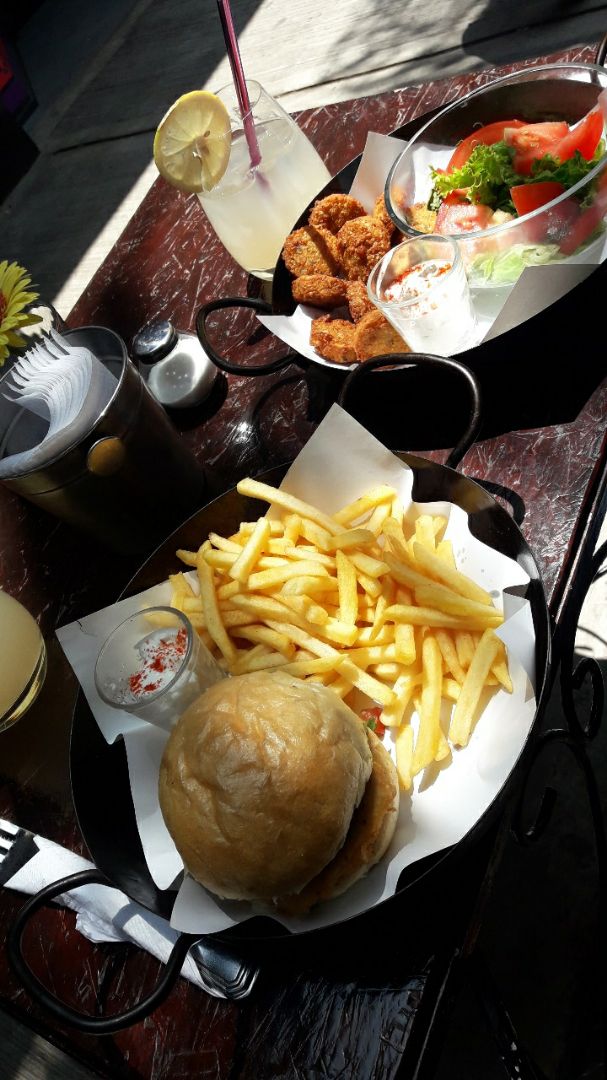 photo of JU Vegano Hamburguesa de tofu con papas y falafel con ensalada shared by @viktoria09 on  22 Jan 2020 - review