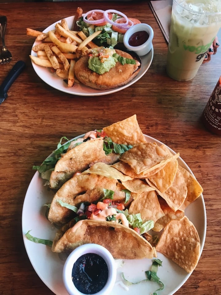 review photo of Veggie Grill Vegan Hot Chicken Sandwich shared by @thehippiebiscuit on 24 Jan 2020 - review