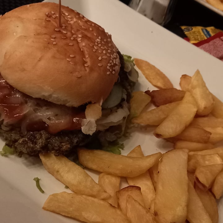 photo of Queens bar Hamburguesa Veggie Con Papas shared by @lazaza on  26 Jan 2021 - review