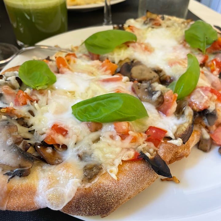 photo of Suraja Pinsa con melanzane, funghi, pomodorini e formaggio vegan shared by @lailazzz on  17 Sep 2022 - review