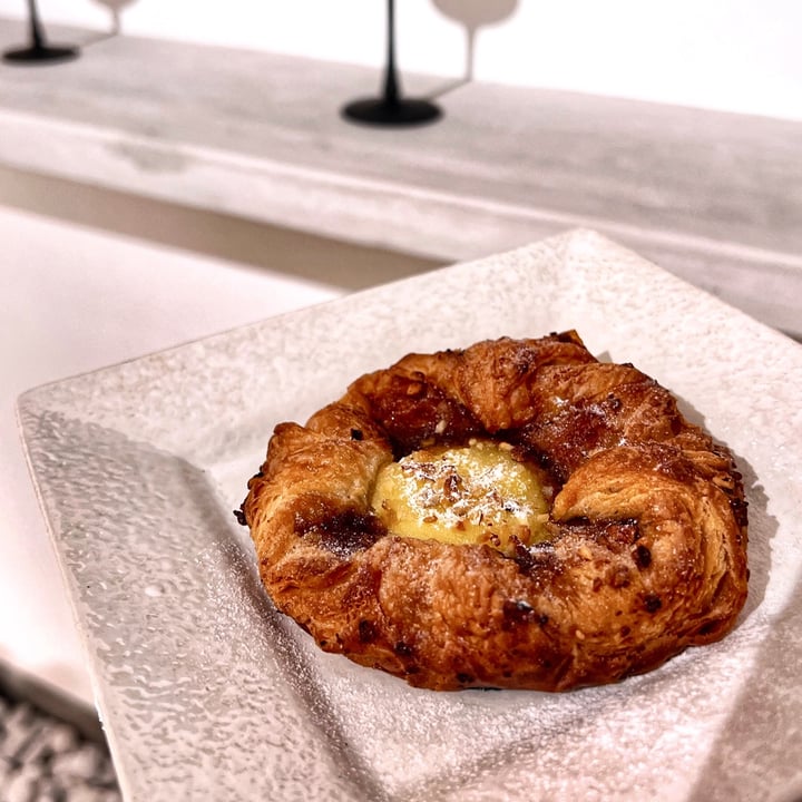 photo of Hvala CHIJMES Custard Danish shared by @consciouscookieee on  25 Dec 2021 - review