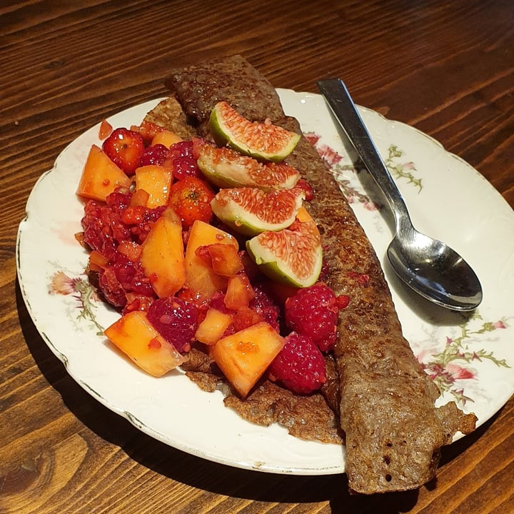 photo of Toutes les Couleurs Sarrazin crepe with fruit salad shared by @clairejo on  11 Sep 2021 - review
