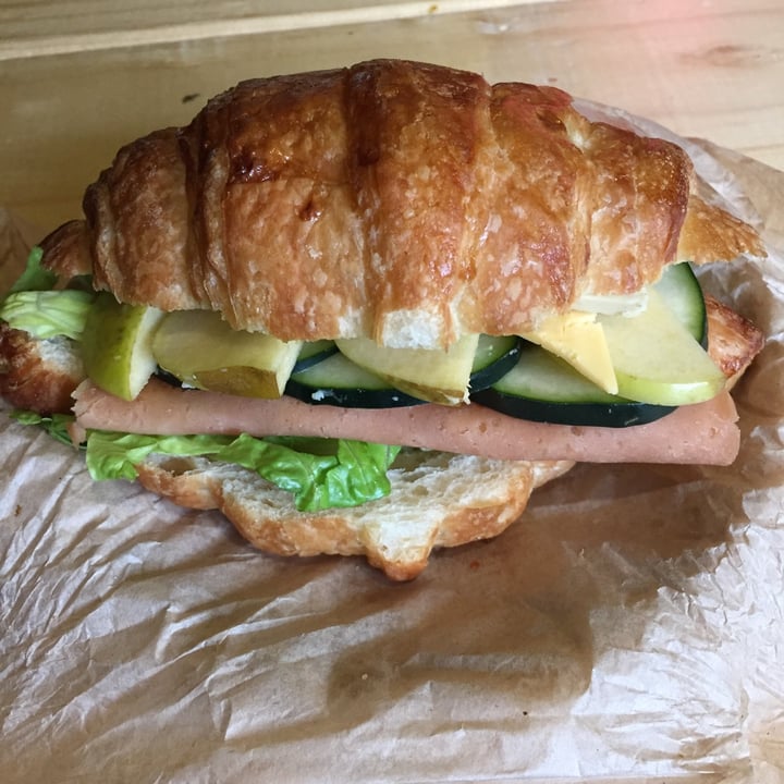 photo of Miga Vegana Croissant de Jamón Con Queso shared by @maiz on  12 Jun 2021 - review