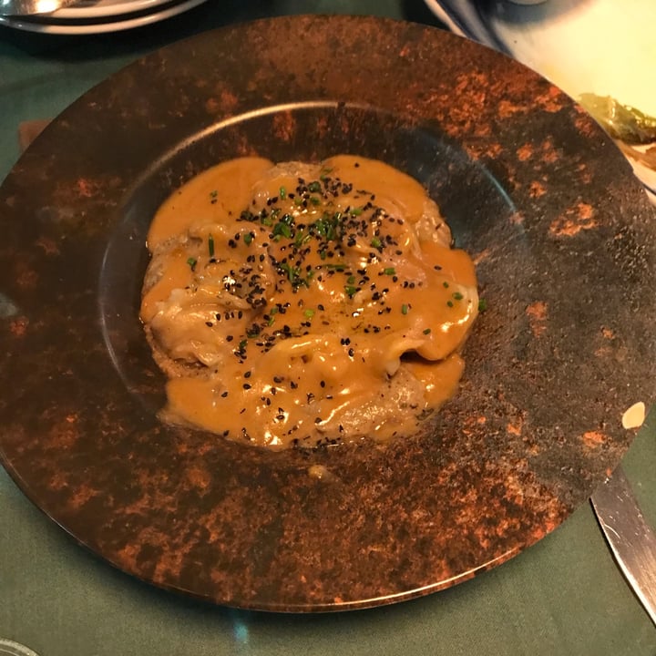 photo of Hakuna Matata Veggie Ravioli de Beyond meat al cava con salsa de foie sobre bechamel trufada shared by @juliprisma on  23 Nov 2021 - review