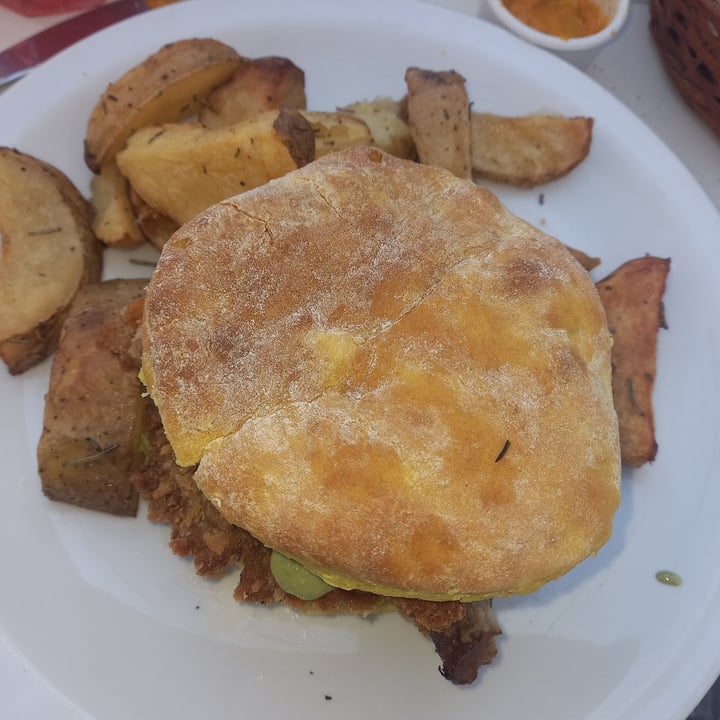photo of Artemisia Sandwich de milanesas de gírgolas shared by @yanivegan04 on  15 May 2022 - review
