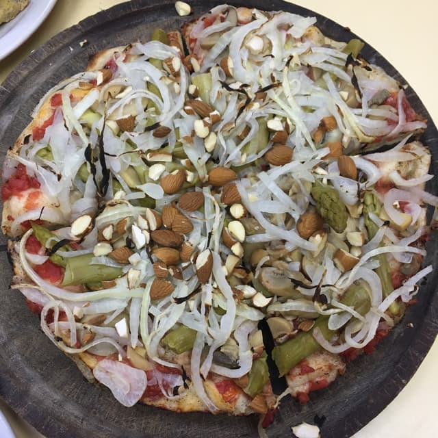 Photo of the dish “Pizza Champiñones (Potobelo, nueces y espárragos)”