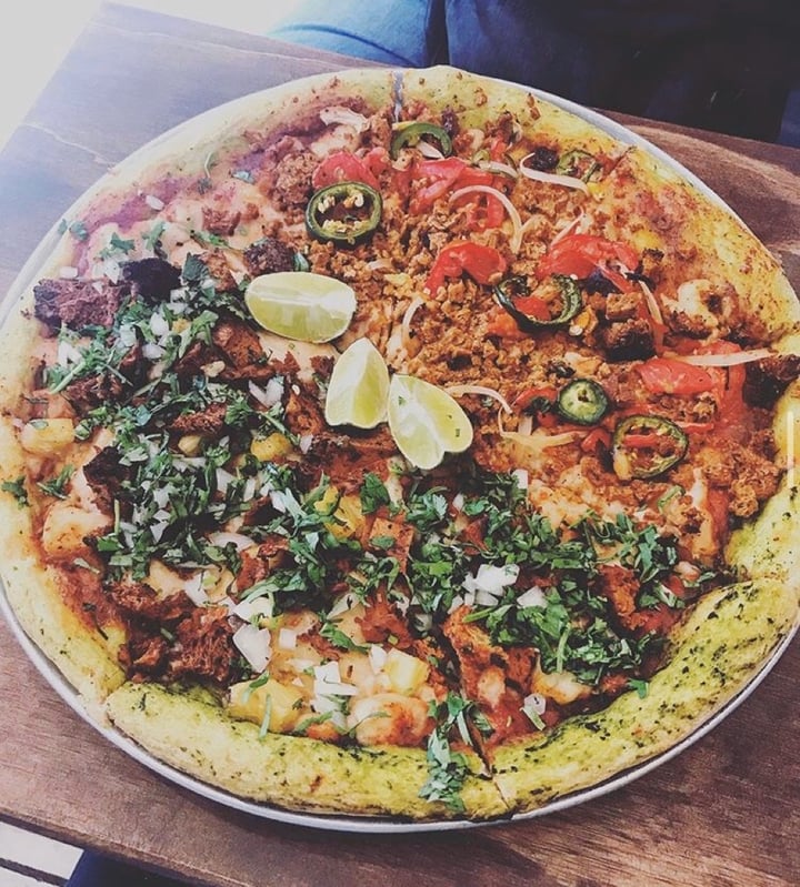 photo of Salvaxe Pizza Pastor shared by @veganeandoporelmundo on  28 Mar 2020 - review