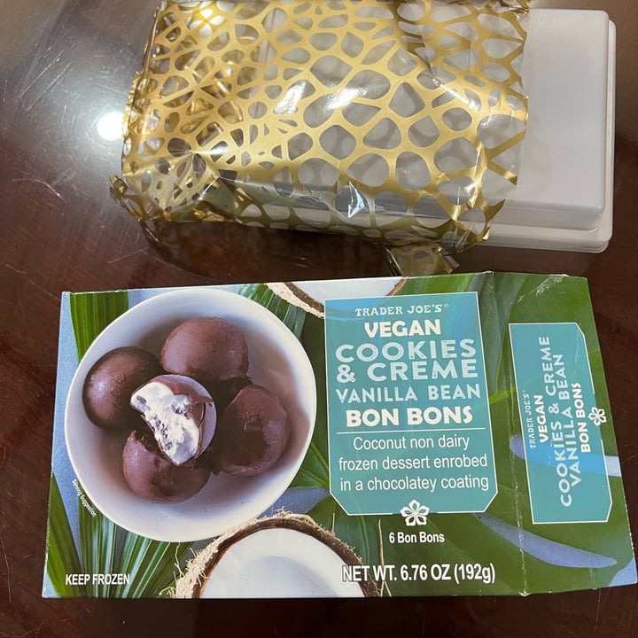 photo of Trader Joe's Vegan Cookies & Cream Vanilla Bean Bon Bons shared by @manjugarg on  19 Dec 2021 - review
