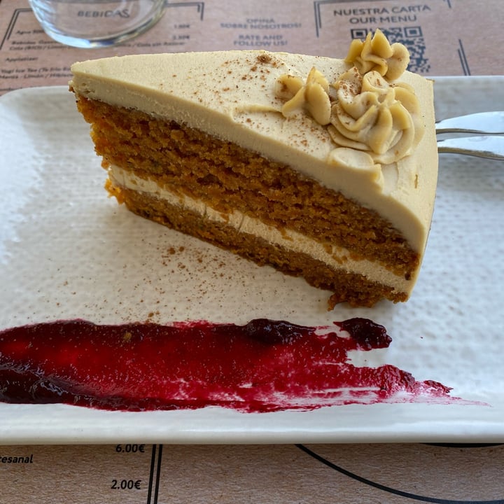 photo of BuenaVida 100% Vegan Carrot Cake shared by @irenevegan on  17 Apr 2022 - review