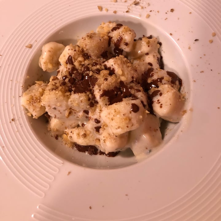 photo of La Tecia Vegana Gnocchi di patate con cacao amaro, formaggio vegano, noci e granella di cioccolato shared by @frauri on  20 Mar 2022 - review
