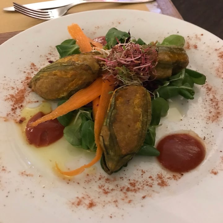 photo of L'Orto già Salsamentario - Vegan & raw food Fiori di zucchina ripieni di tofu shared by @nuritveg13 on  27 Sep 2022 - review