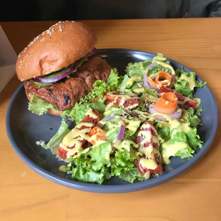photo of Moonrise Comida Vegana Aguacatera burger shared by @andreaxolotl on  20 Feb 2020 - review
