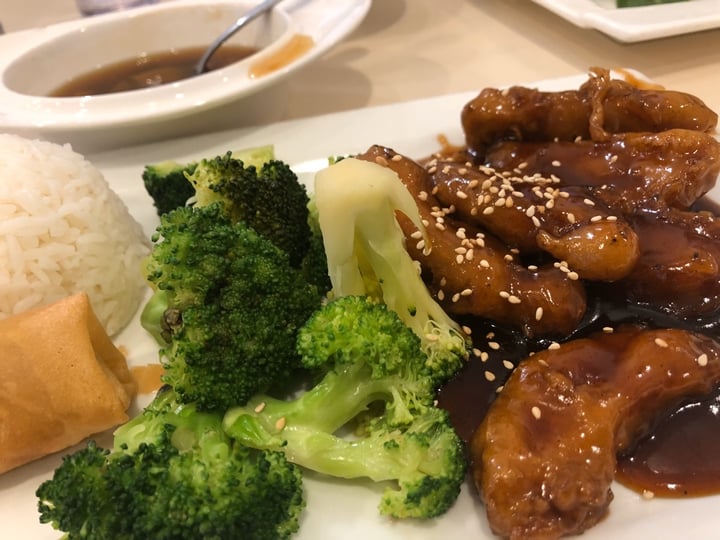 photo of VeGreen Vegetarian Fusion Restaurant Vegan Sesame Chicken shared by @lilybug on  06 Mar 2019 - review