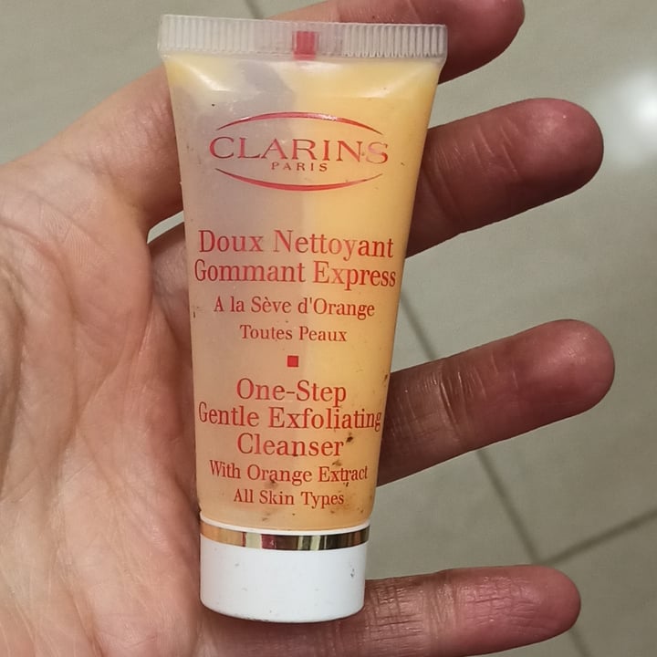 review photo of clarins one-step gentle exfoliating cleanser shared by @elisaboari on 21 Jun 2022 - review