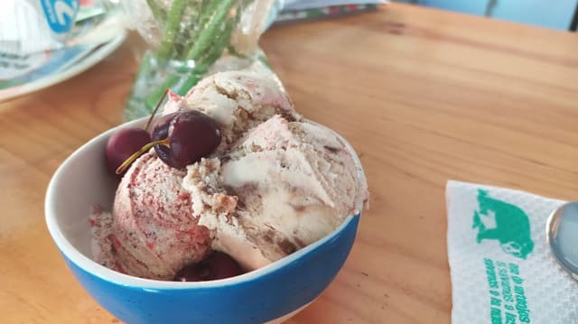 Photo of the dish “Helado de chocolate blanco y red velvet”