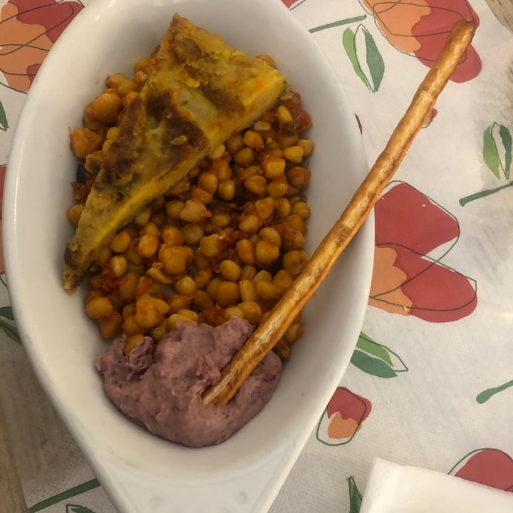 photo of Capre e Cavoli Bar Bistrot Farinata, ceci e hummus di fagioli rossi shared by @kalunaearthling on  17 Sep 2020 - review