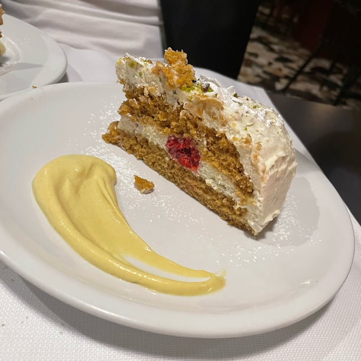 review photo of La Colubrina torta cioccolato bianco e lampone shared by @isabellatramontano on 17 May 2022 - review