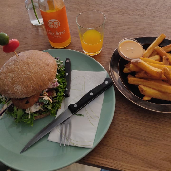 photo of Melone “Cheese” Burger shared by @plantbasedbadazz on  13 Jun 2020 - review