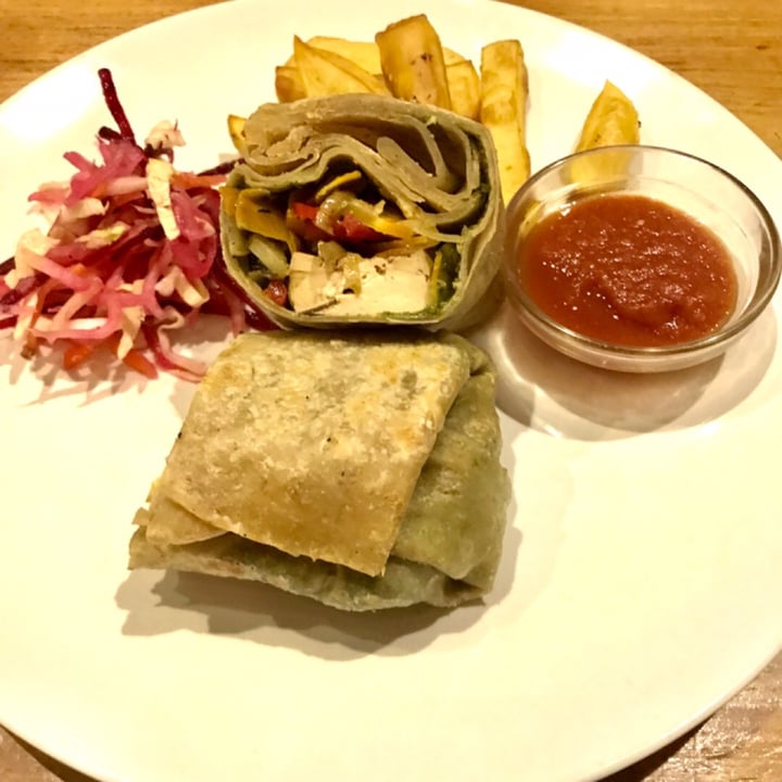 photo of Earth Cafe & Market Ubud Lemon Rosemary Tofu Wrap shared by @kaylabear on  31 Dec 2018 - review