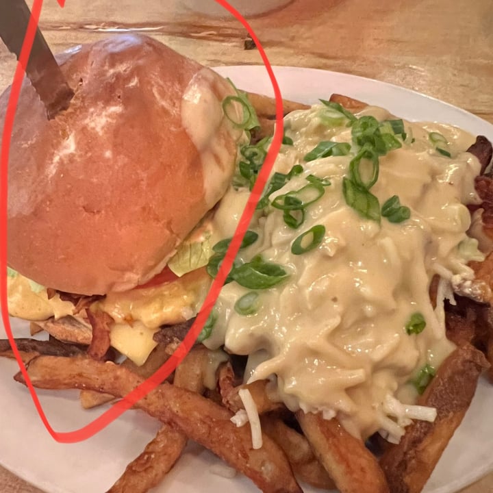 photo of MeeT in Yaletown Double-double burger shared by @veganmika on  20 Mar 2022 - review