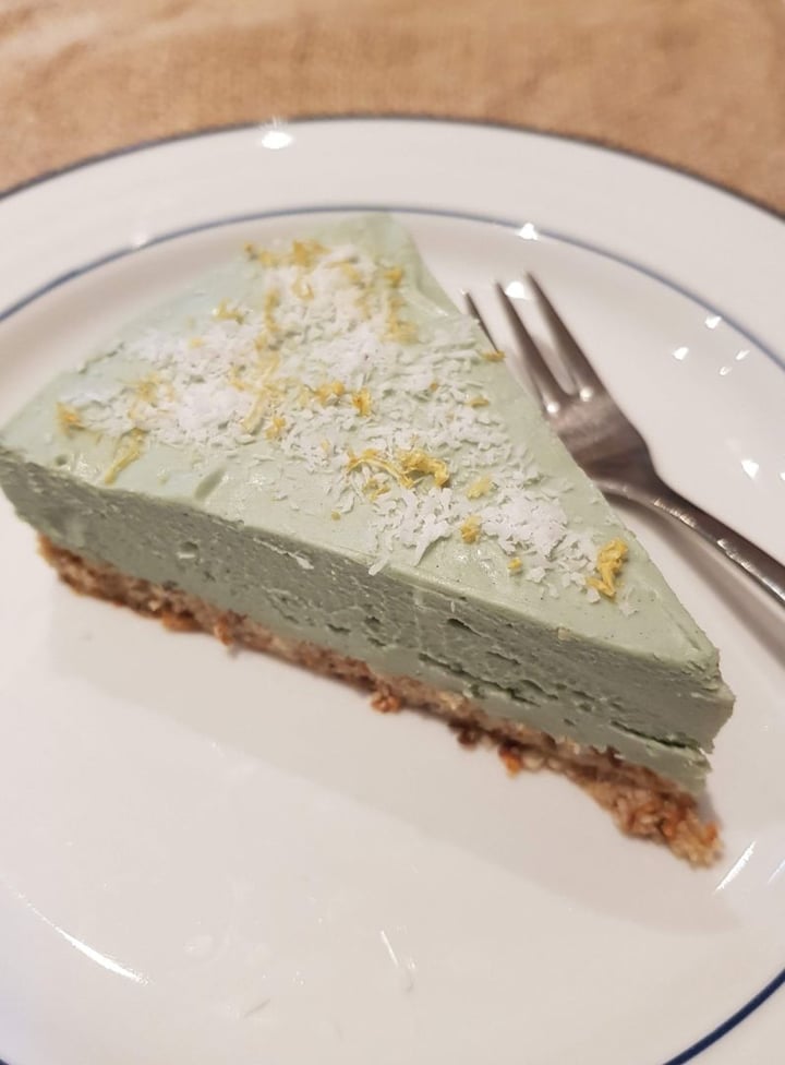 photo of Rawdical Kitchen Hamburguesa vegana y tarta de limón crudivegana shared by @romiauna on  24 May 2019 - review