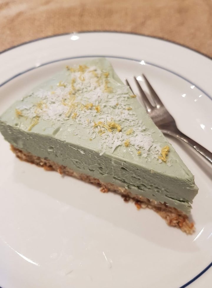 review photo of Rawdical Kitchen Hamburguesa vegana y tarta de limón crudivegana shared by @romiauna on 24 May 2019 - review
