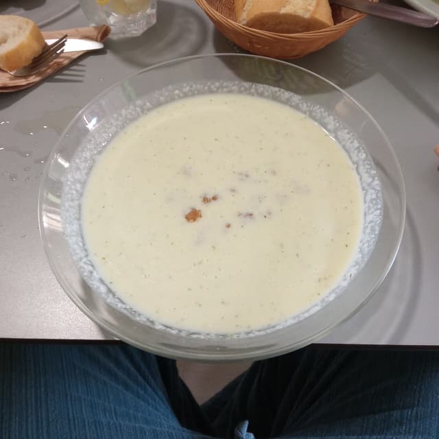Photo du plat “sopa fría de pepino, eneldo y nueces”