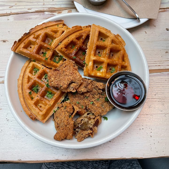 photo of MeeT in Gastown Chick'un & Waffles shared by @ravenmychelle on  12 Dec 2021 - review