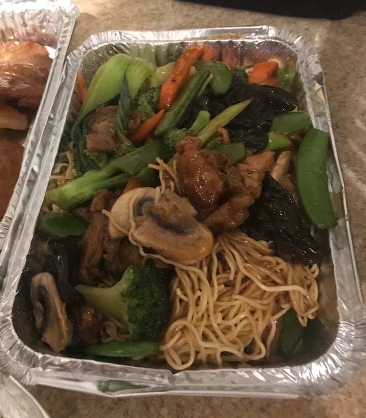 photo of Lotus Pond Vegetarian Restaurant House Special Chow Mien shared by @llovevegan on  05 Oct 2019 - review
