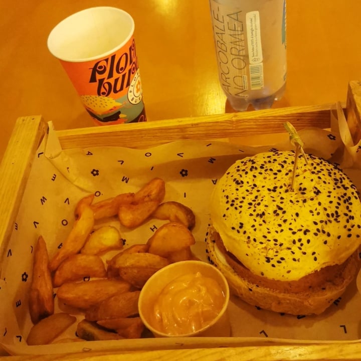 photo of Flower Burger Funky Cecio shared by @chiarasuniverse on  14 Dec 2022 - review