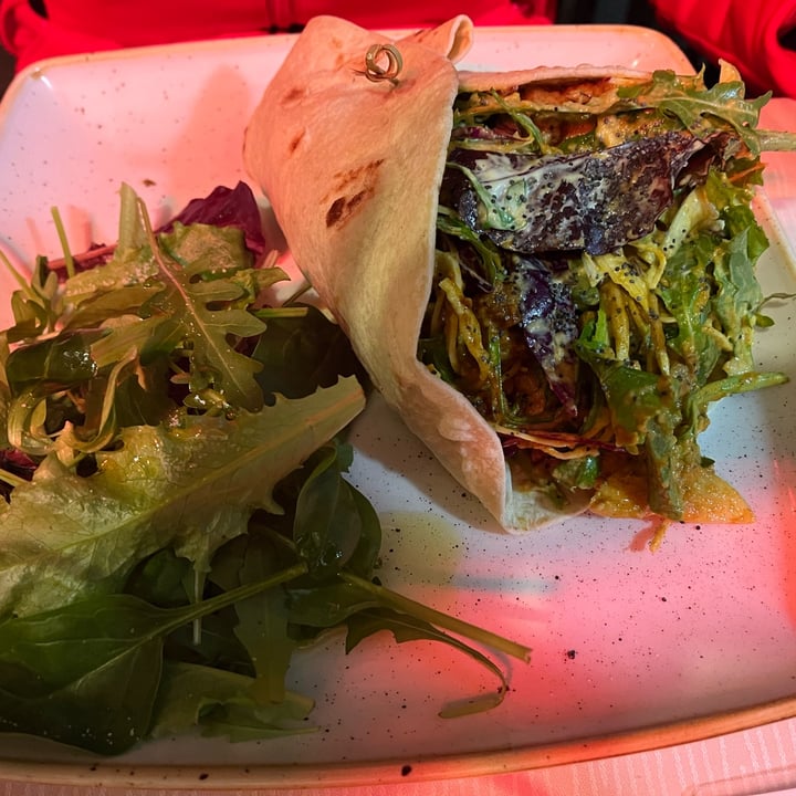 photo of Vineria N°4 Shawarma versione veg shared by @amyberti6 on  15 Apr 2022 - review